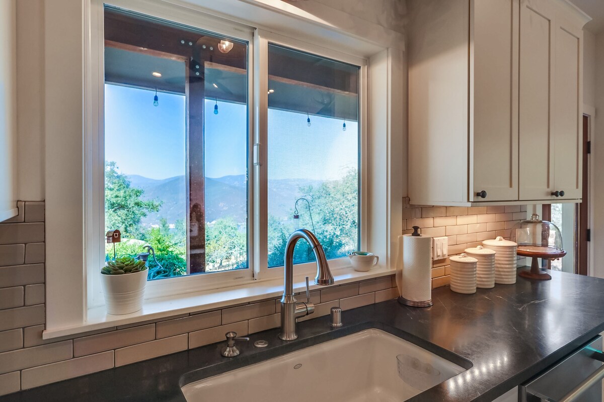 Sparkling Hot Tub!-Amazing Mt and Lake Views-Serenity-Abundant Wildlife