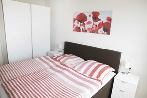 Schlafzimmer mit Doppelbett