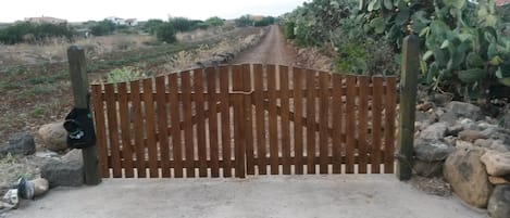 Il cancello d'ingresso sulla stradina sterrata che conduce alla casa