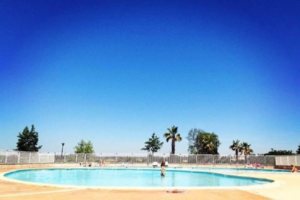 Les 2 piscines extérieures à coté du snack bar
