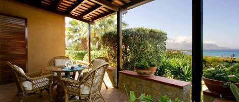 la veranda dove fare colazione guardando il mare