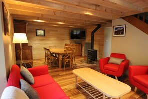 Salon séjour COCOONING,parquet chêne,Poêle JOTUL,grande TV connectée