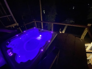 NEW, 5-6 person Viking Spa