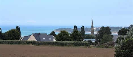 Depuis la façade de Est, vue sur la baie de St-Brieuc et le clocher de St-Ilan