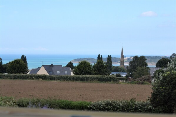 Depuis la façade de Est, vue sur la baie de St-Brieuc et le clocher de St-Ilan