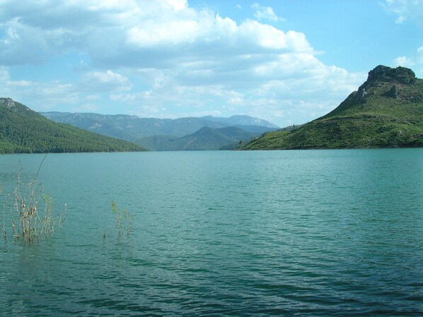 Embalse del Tranco - A (15 minutos en coche).