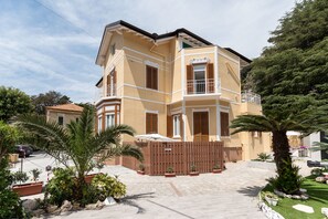 Vista frontal de la propiedad