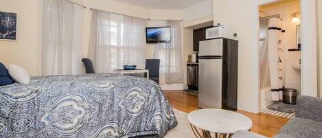 Renovated,spacious unit , high ceilings, central air 