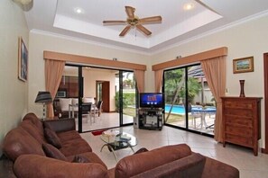 Jomtien Pool Villa Crystal