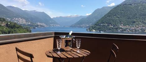 Terrazza con vista sul primo bacino del lago di Como