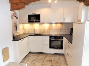 Kitchen - dishwasher, microwave, oven/hob, fridge & freezer compartment