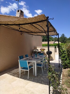 Déjeuner à l'ombre de la pergolaavec bbq weber et plancha