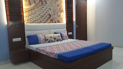 Baba Home Stay(Luxury Rooms)- Stay with Indian Family.