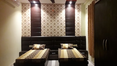 Baba Home Stay(Luxury Rooms)- Stay with Indian Family.