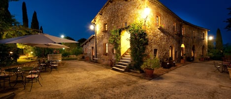 Esterno casale in notturna a San Quirico d'Orcia - Val d'Orcia - Toscana