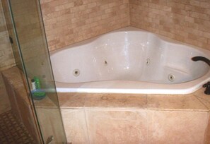 Two person jaquoise bathtub!