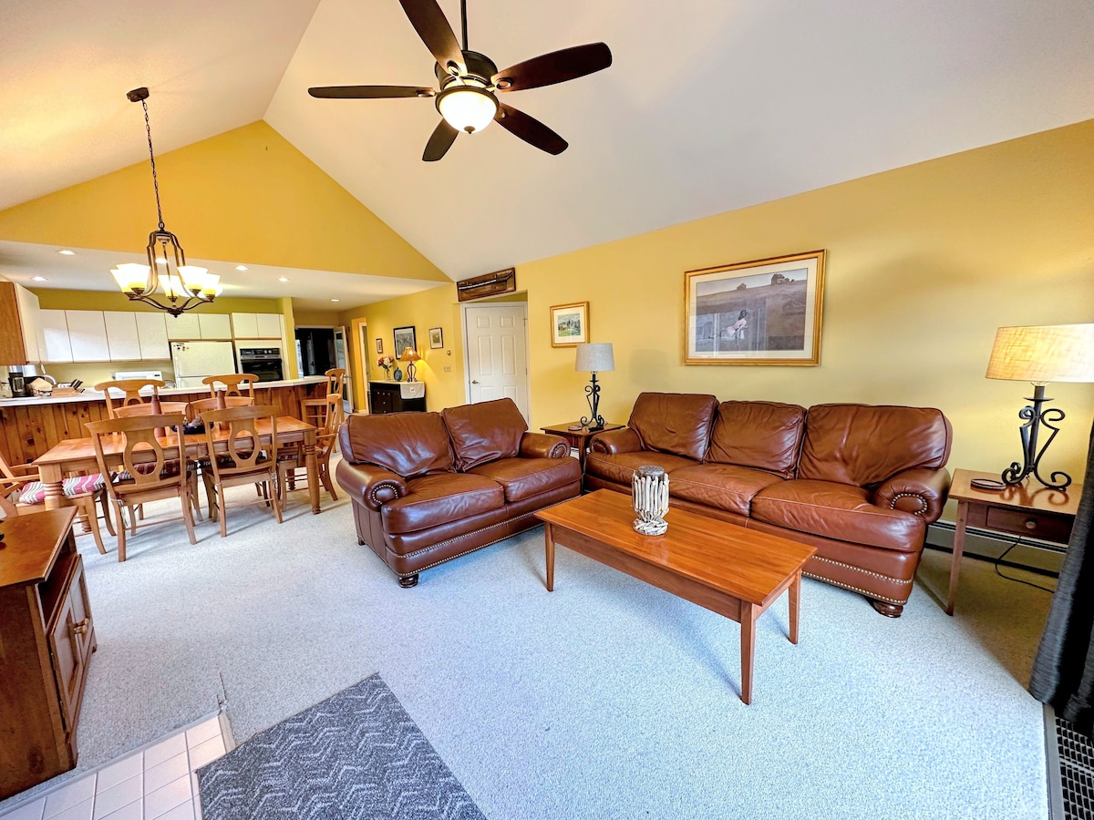 FV36 Sunny and homey Fairway Village Townhome right on the Mount Washington Hotel golf course. AC!