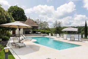 Pool shared with other cottages of Domaine de Vau Rozet, few steps from house
