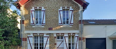 maison avec terrasse bois et jardin