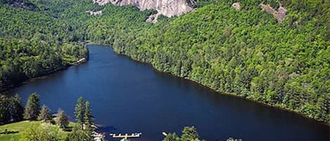 2-min walk to Bald Rock & Fairfield Lake boat-fish-swim, 3-mi forest dream trail