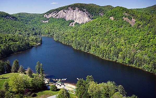 2-min walk to Bald Rock & Fairfield Lake boat-fish-swim, 3-mi forest dream trail