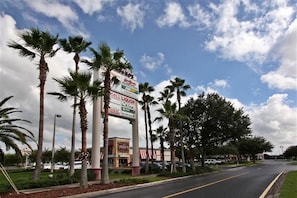 an outdoor mall( 1 minutes walking) with liquor store and many fine restaurants