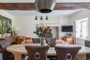 Open space kitchen, dining and salon area