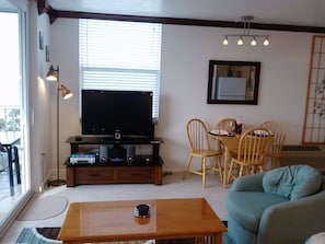 42' HDTV, DVD, Stereo Radio, High Speed Wired/Wireless COMCAST Internet Service!