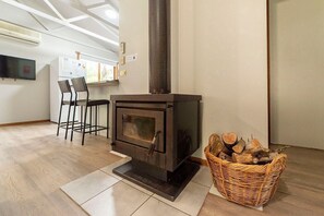 Winter warmth: Wood fire with supplied wood. Cozy up for a delightful stay. 