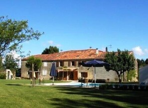 Piscine a l'arriere de la maison