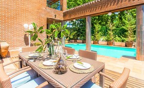 Outdoor dining