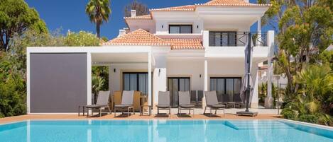 Stunning villa with sea views beside the Praca in Vale do Lobo J120 - 1