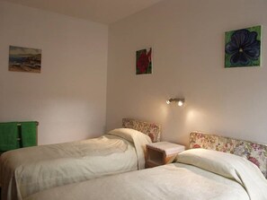 Twin bed room