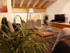 Alternative view of the lounge.