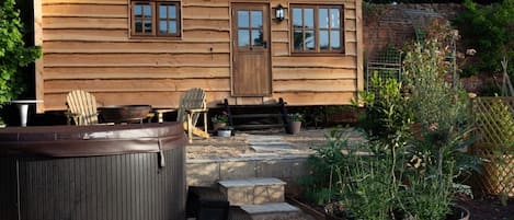 Luxury Shepherds hut with hot tub and garden