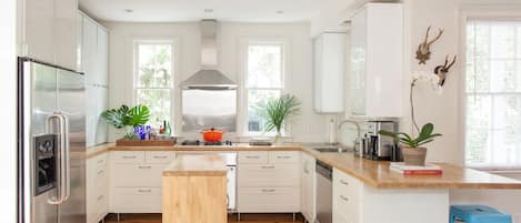 Spacious and fully equipped kitchen with Le Creuset cookware 