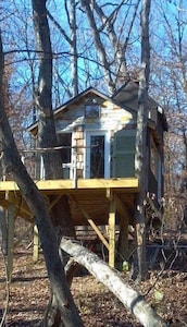 Ten Acre Treehouse  "Whitetail"  Sleeps 2-4