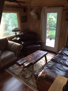 Ten Acre Treehouse  "Whitetail"  Sleeps 2-4