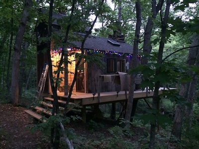 Ten Acre Treehouse  "Whitetail"  Sleeps 2-4