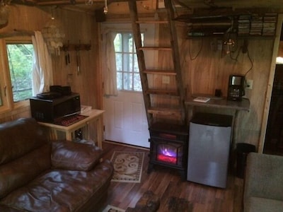 Ten Acre Treehouse  "Whitetail"  Sleeps 2-4