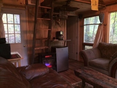 Ten Acre Treehouse  "Whitetail"  Sleeps 2-4