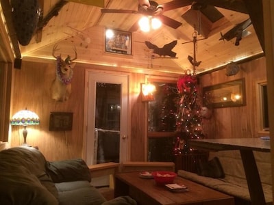 Ten Acre Treehouse  "Whitetail"  Sleeps 2-4