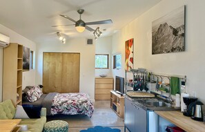 High ceilings, full of light and amenities.