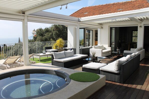 Outdoor spa tub