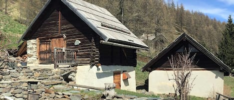 View of the chalet from the road, garden, terrace and parking space