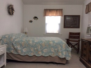 Master Bedroom - one Queen bed