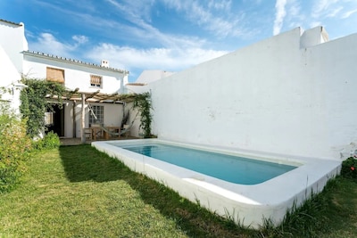 Town house garden and swimming pool 