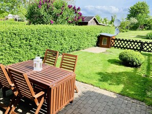 Terrasse mit Hundehütte