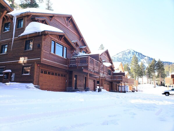 Welcome to Apogee Mammoth, just steps to Lincoln Mountain.