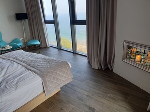 Master bedroom with panoramic sea view and access to the open terrace 